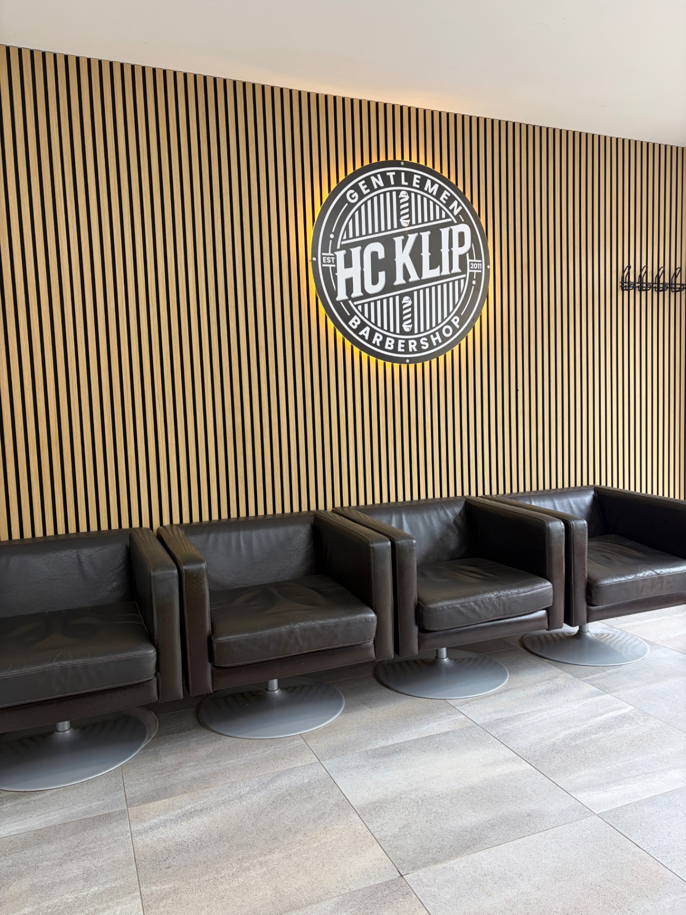 Loungeområde hos barber i Køge — HC Klip