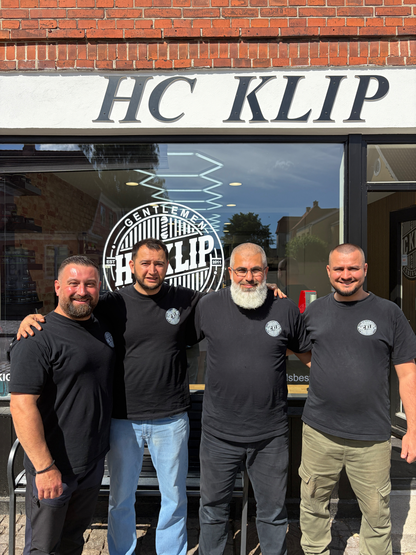 HC KLIP teamet foran salonen i Køge